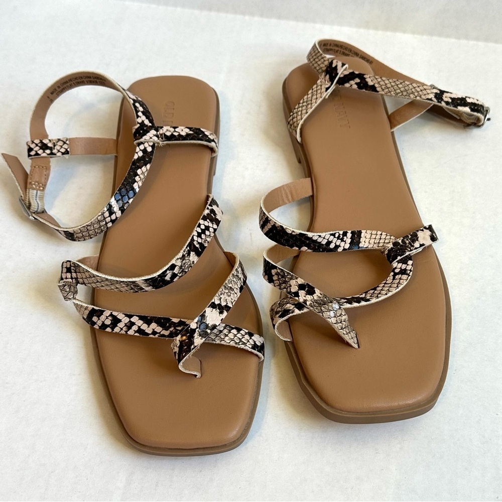 Old Navy Strappy Snake Print Flat Comfy Sleek Sandals Sz 8